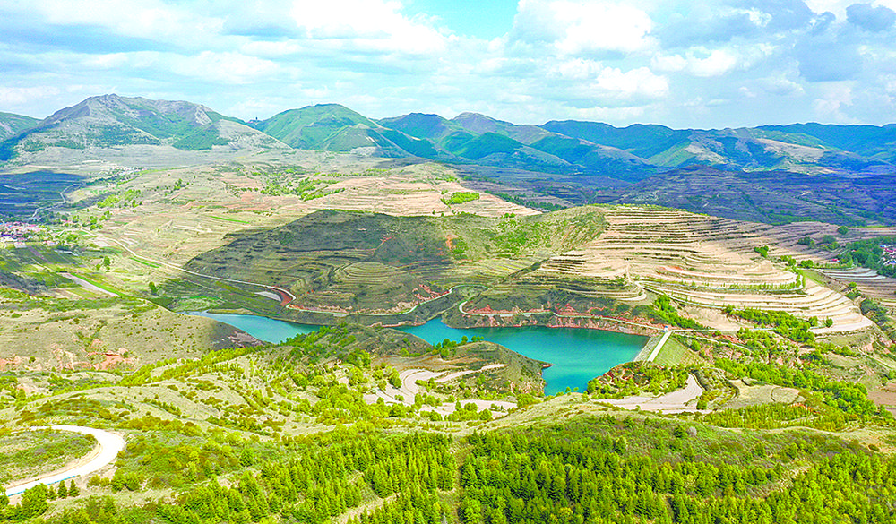 这是位于宁夏固原市隆德县观庄乡观堡村的自然风貌(5月19日摄,无人机