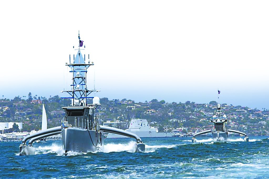 “海鹰”号（前）和“海上猎人”号无人艇编队航行。