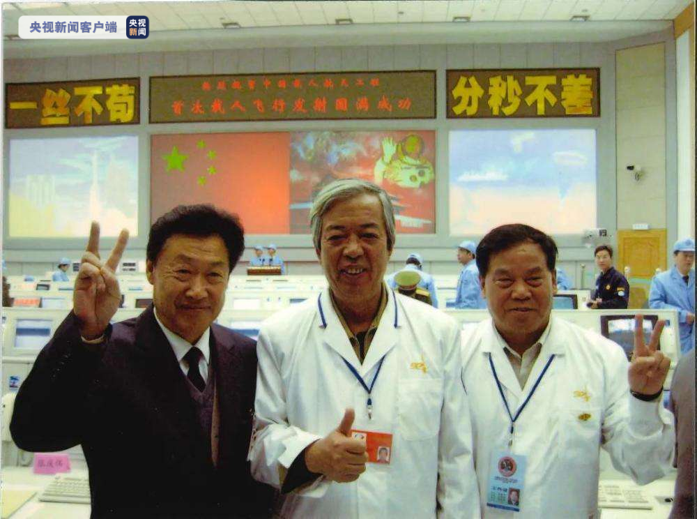 △中间为刘竹生院士