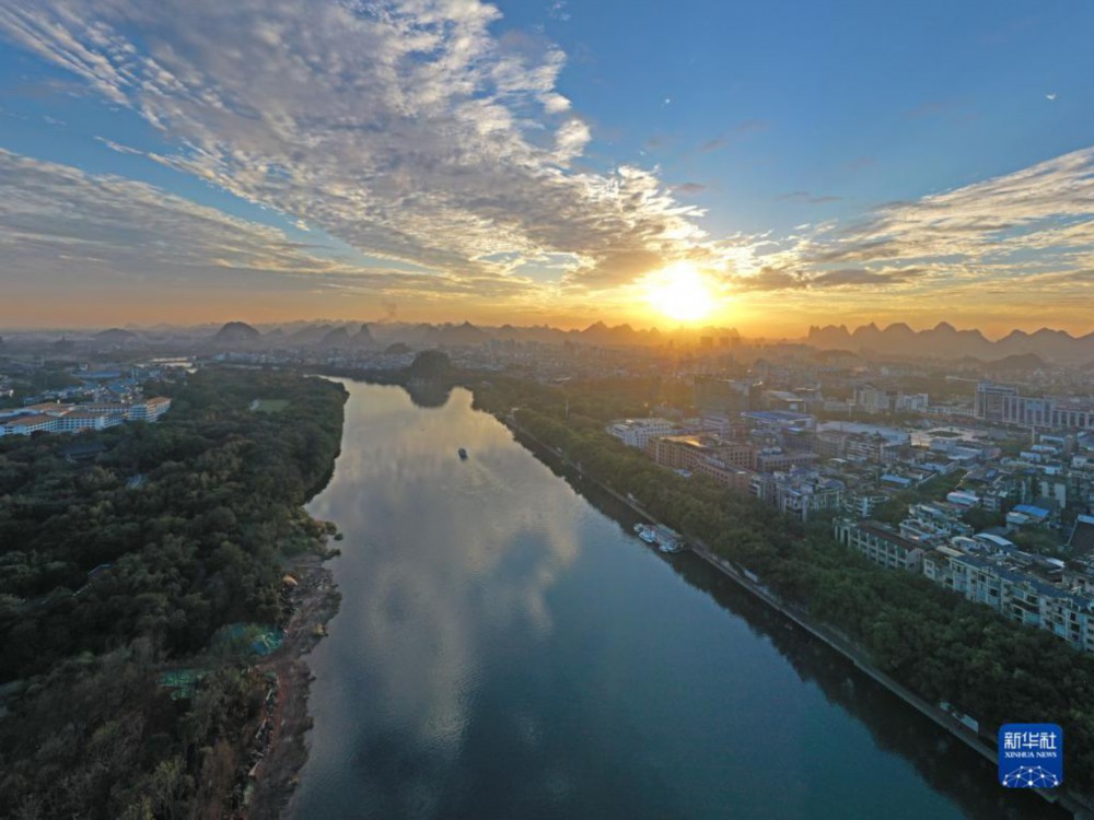 广西桂林漓江沿岸风光（2021年11月24日摄，无人机照片）。新华社记者 周华 摄