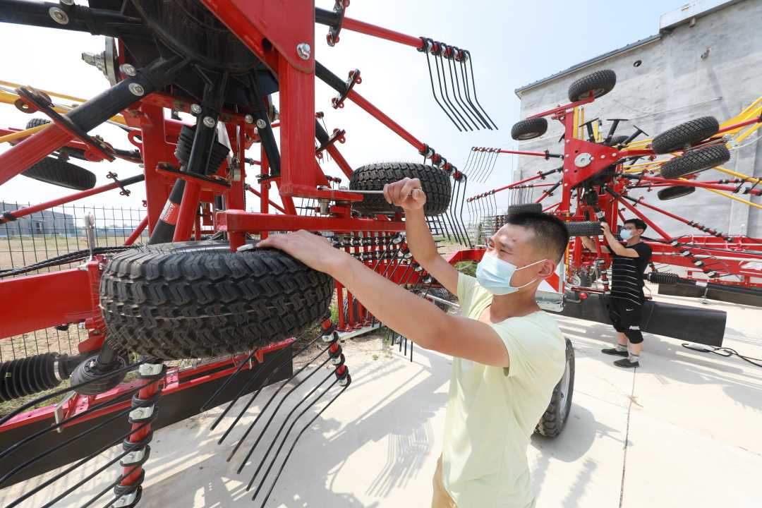 保定冀旋农机装备有限公司生产的秸秆搂草机.沈齐摄