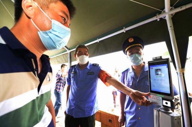 刷身份证实现一体查验 通州这家市场为老年消费者配上“电子哨兵”