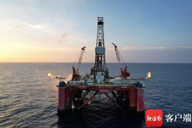 中国海油现场作业团队运用“南海七号”钻井平台开展水下天然气井的清喷测试作业。图为放喷时平台双臂燃烧场景。通讯员供图