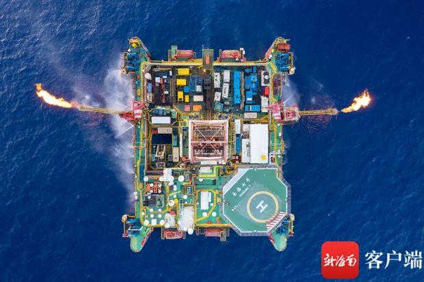 中国海油现场作业团队运用“南海七号”钻井平台开展水下天然气井的清喷测试作业。图为放喷时平台双臂燃烧场景。通讯员供图