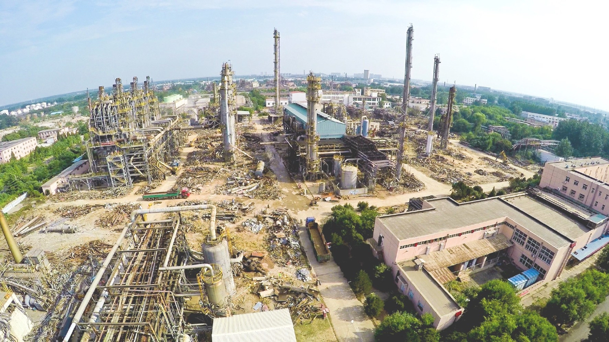 2017年9月14日,东方化工厂正在拆除.记者 常鸣/摄