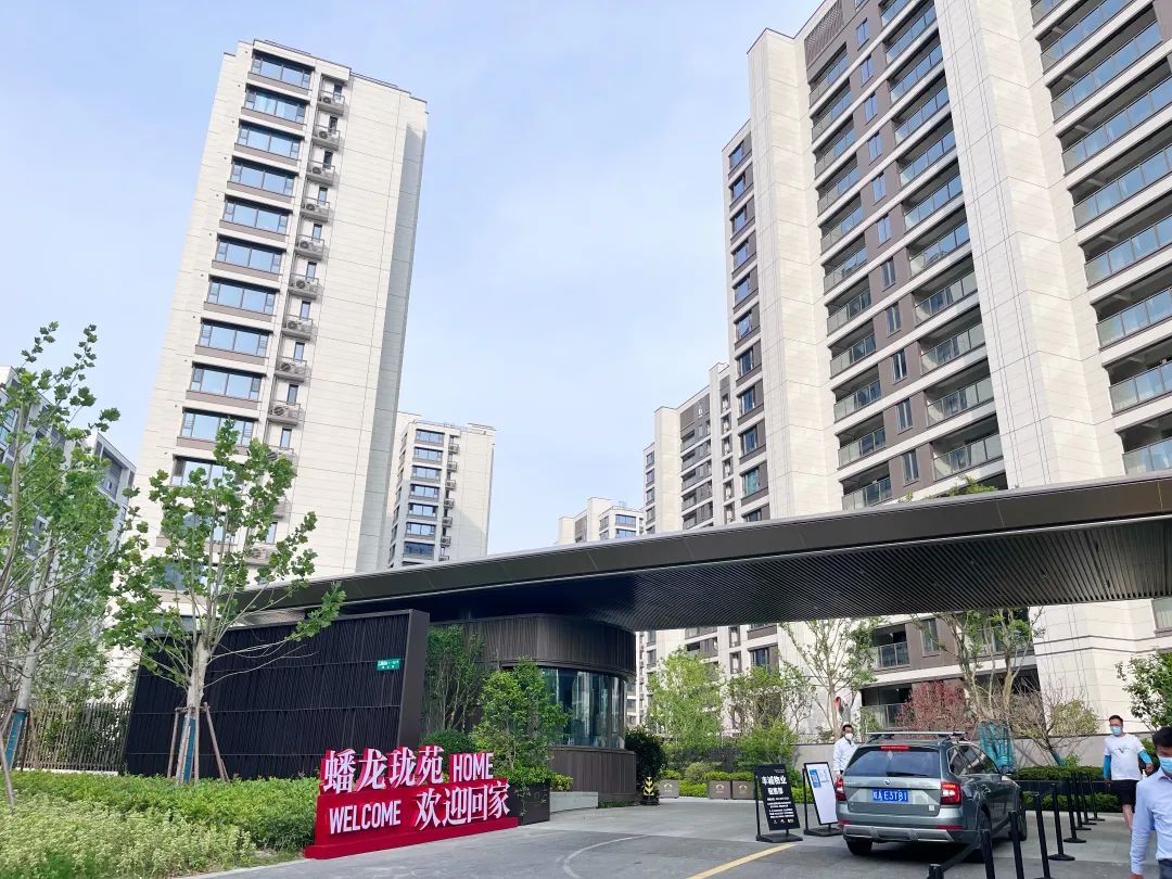 蟠龙天地一期小区大门