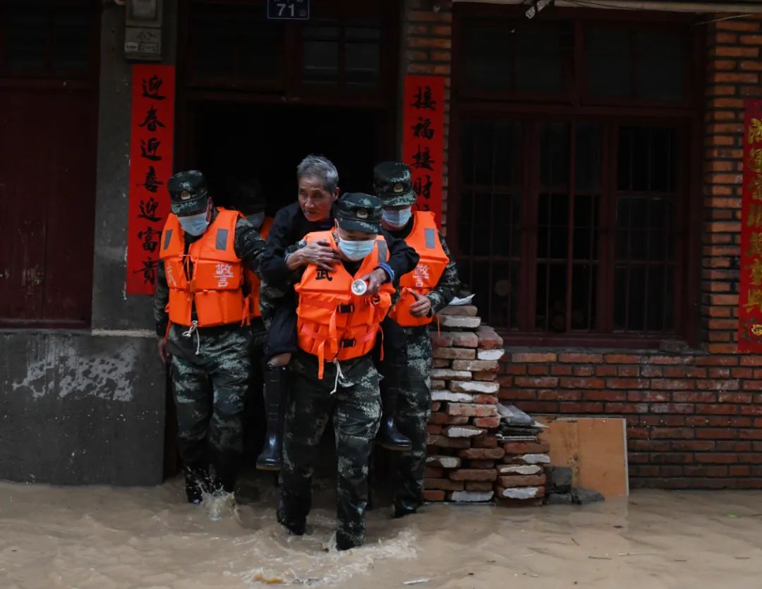 多地暴雨成灾,武警官兵紧急驰援