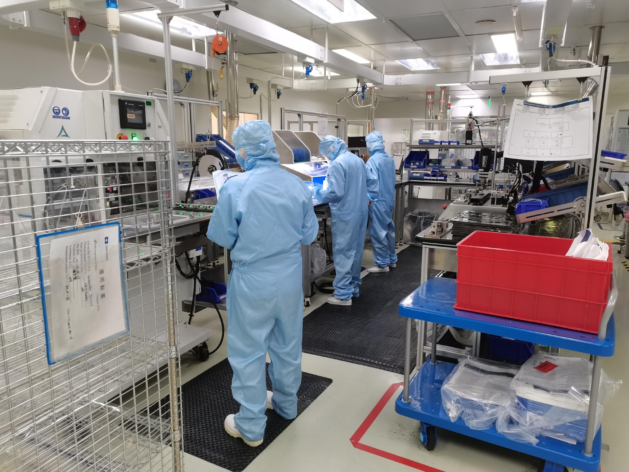 图为美敦力上海工厂生产线复工复产(采访者供图)