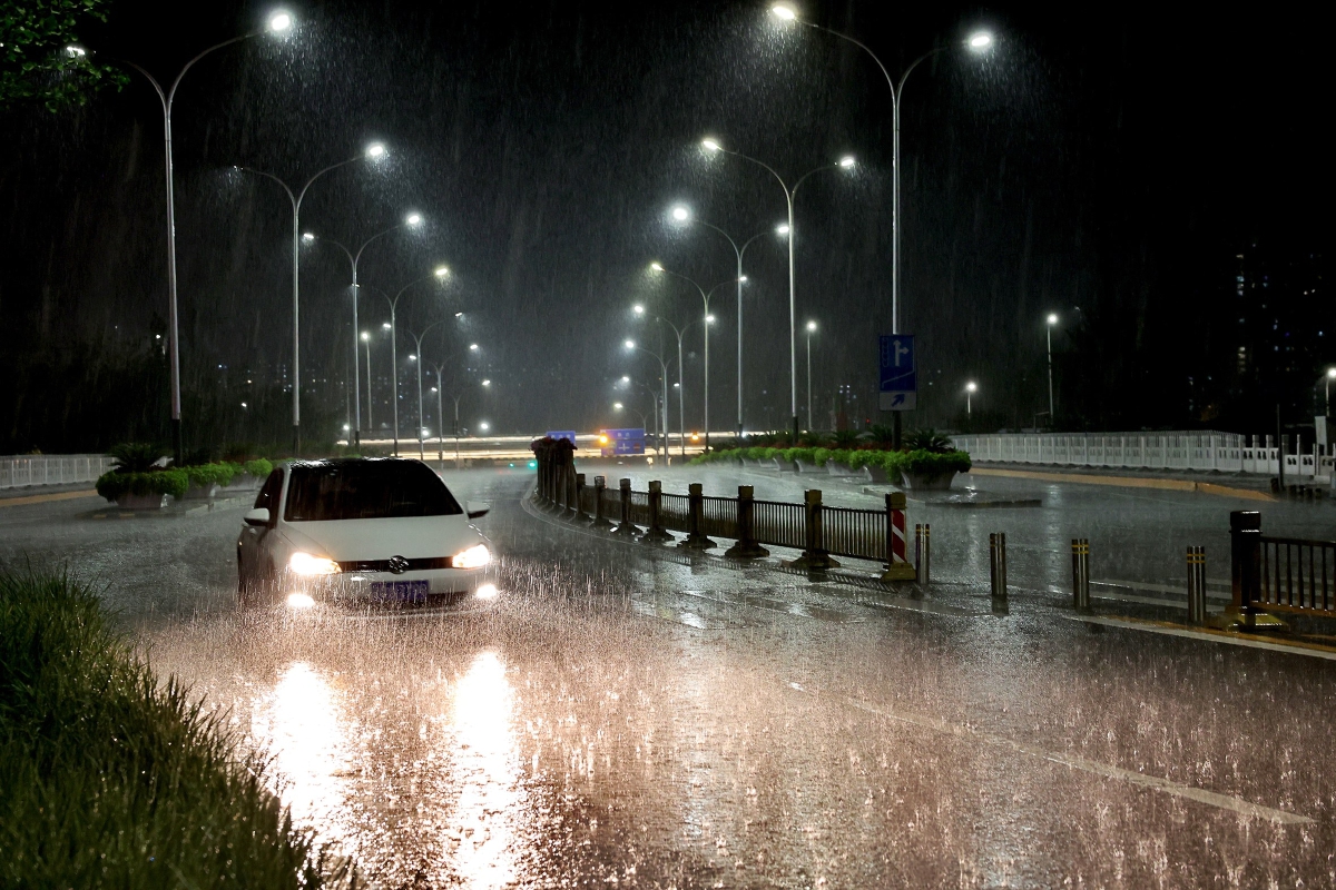6月12日21时,通州区遭遇强降雨天气,耿庄桥附近大雨滂沱,对交通出行