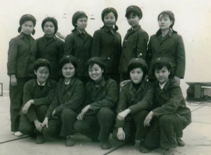 服役41年女大校光荣退休少校女儿上台献花