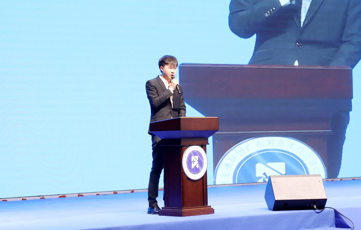 许华升获颁授国货推荐官