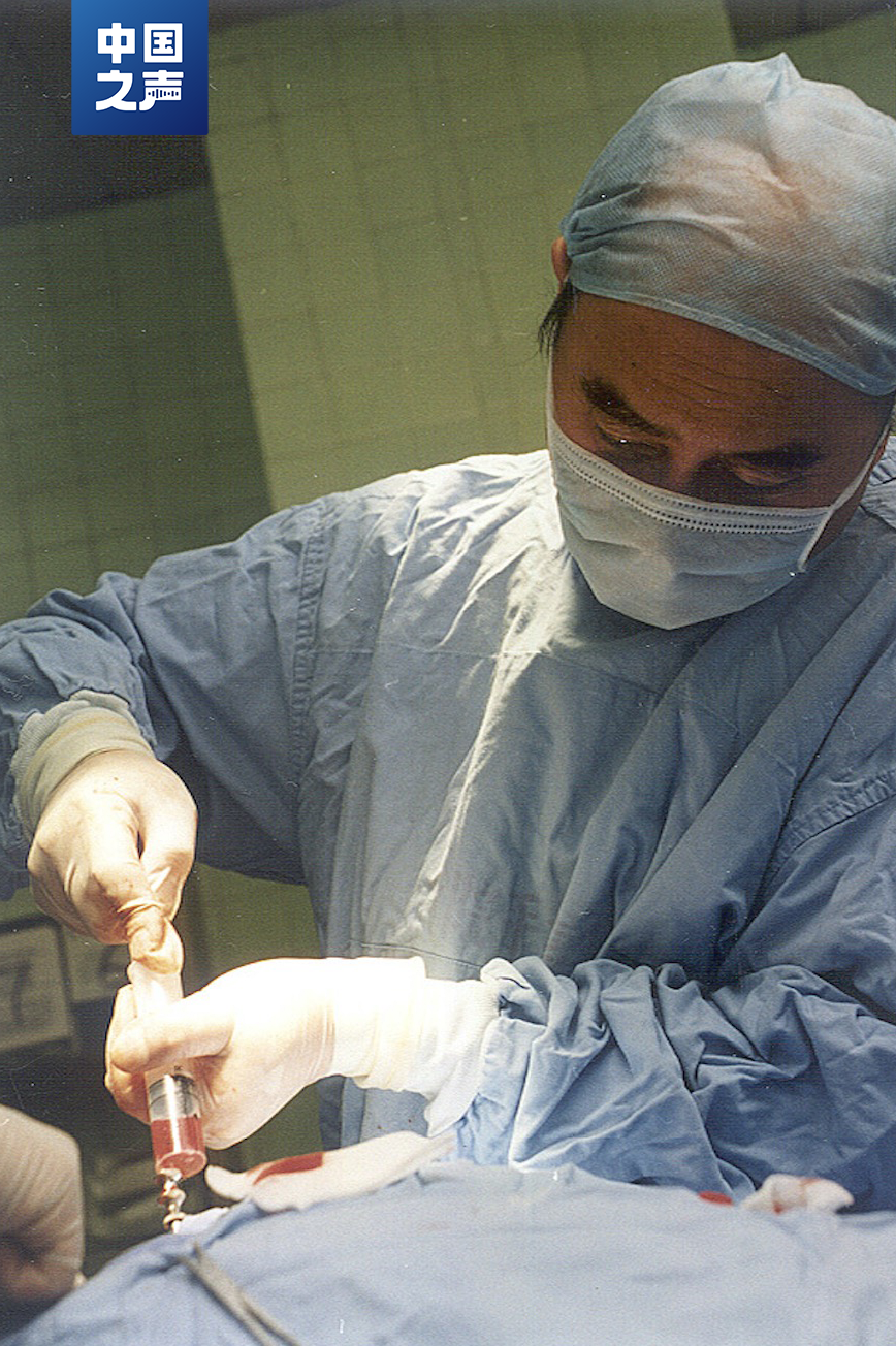 △1981年，陆道培在采集骨髓，以进行中国首例异基因骨髓移植