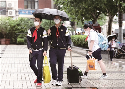 6月13日，上海市格致初级中学的初三学生返校。当日，上海全市初三年级学生返校复学。 新华社发