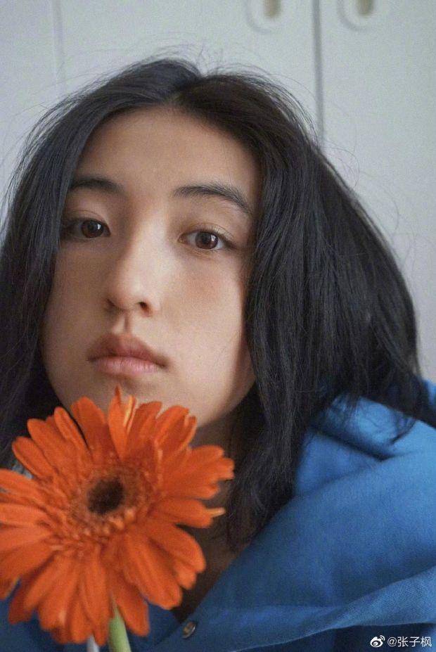 张子枫晒九宫格自拍照 搭配干净素颜和非洲菊文艺范儿十足
