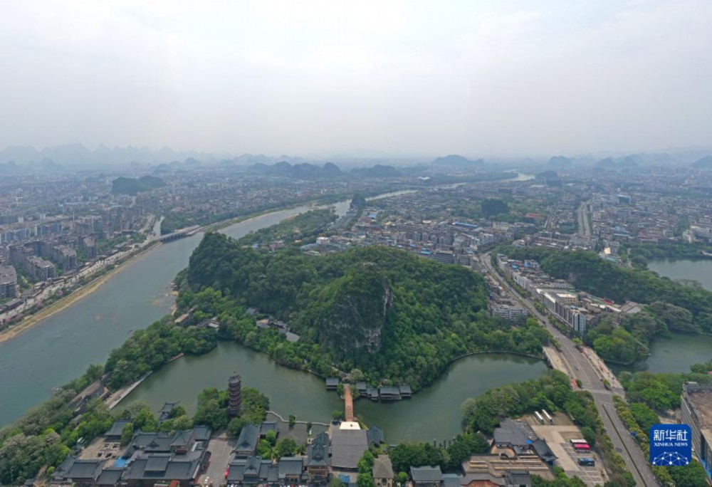 漓江沿岸木龙湖及建设中的古宋城街区（4月10日摄，无人机照片）。新华社记者 周华 摄