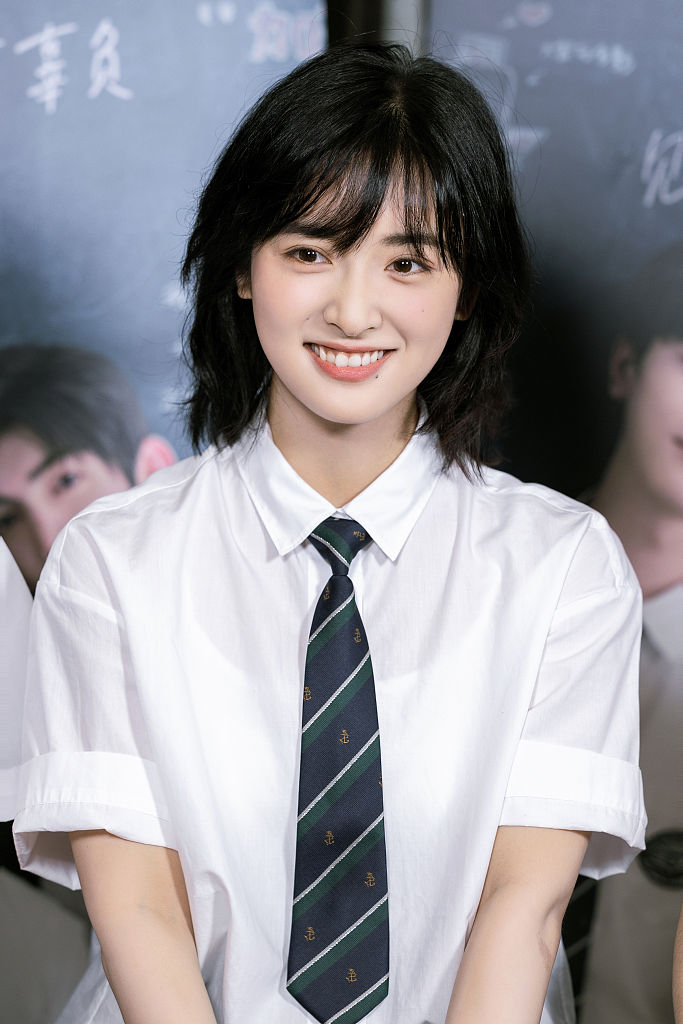 沈月参加《一周的朋友》首映生图能打 齐肩短发搭校服青春元气