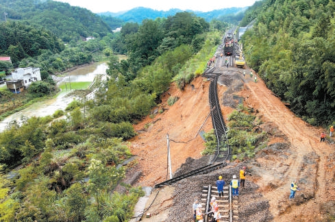 暴雨导致塌方赣龙铁路动车停运
