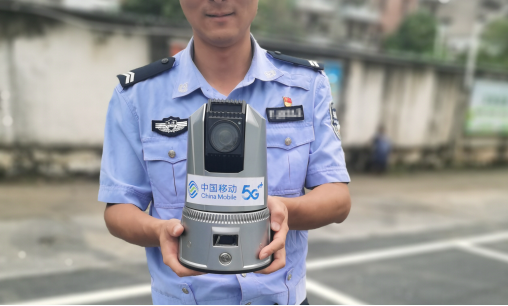 公安干警手持5G远程执法仪 北海市公安局交警支队联合广西移动北海分公司供图