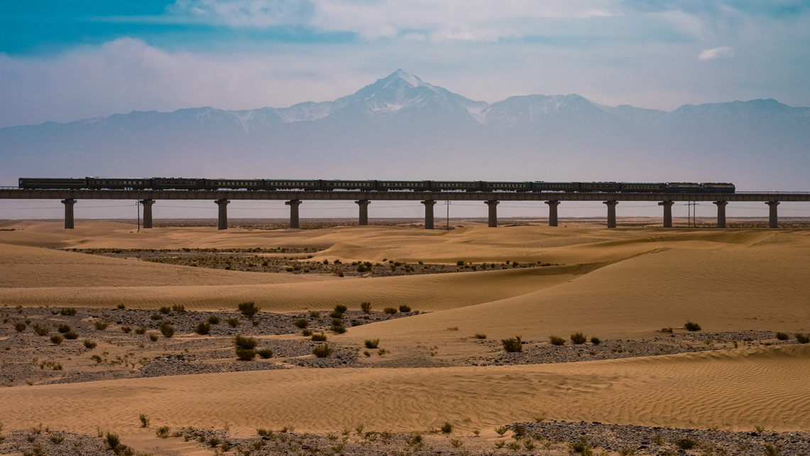 图:动态检测车驶过尼雅河特大桥