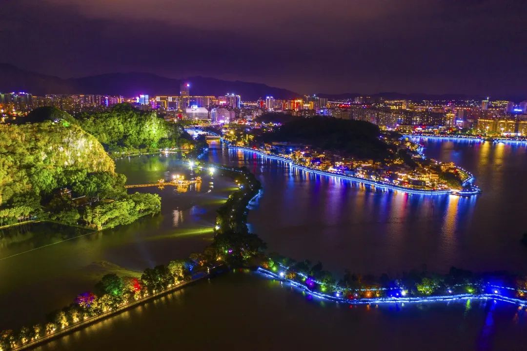 星湖夜景.梁亮 摄