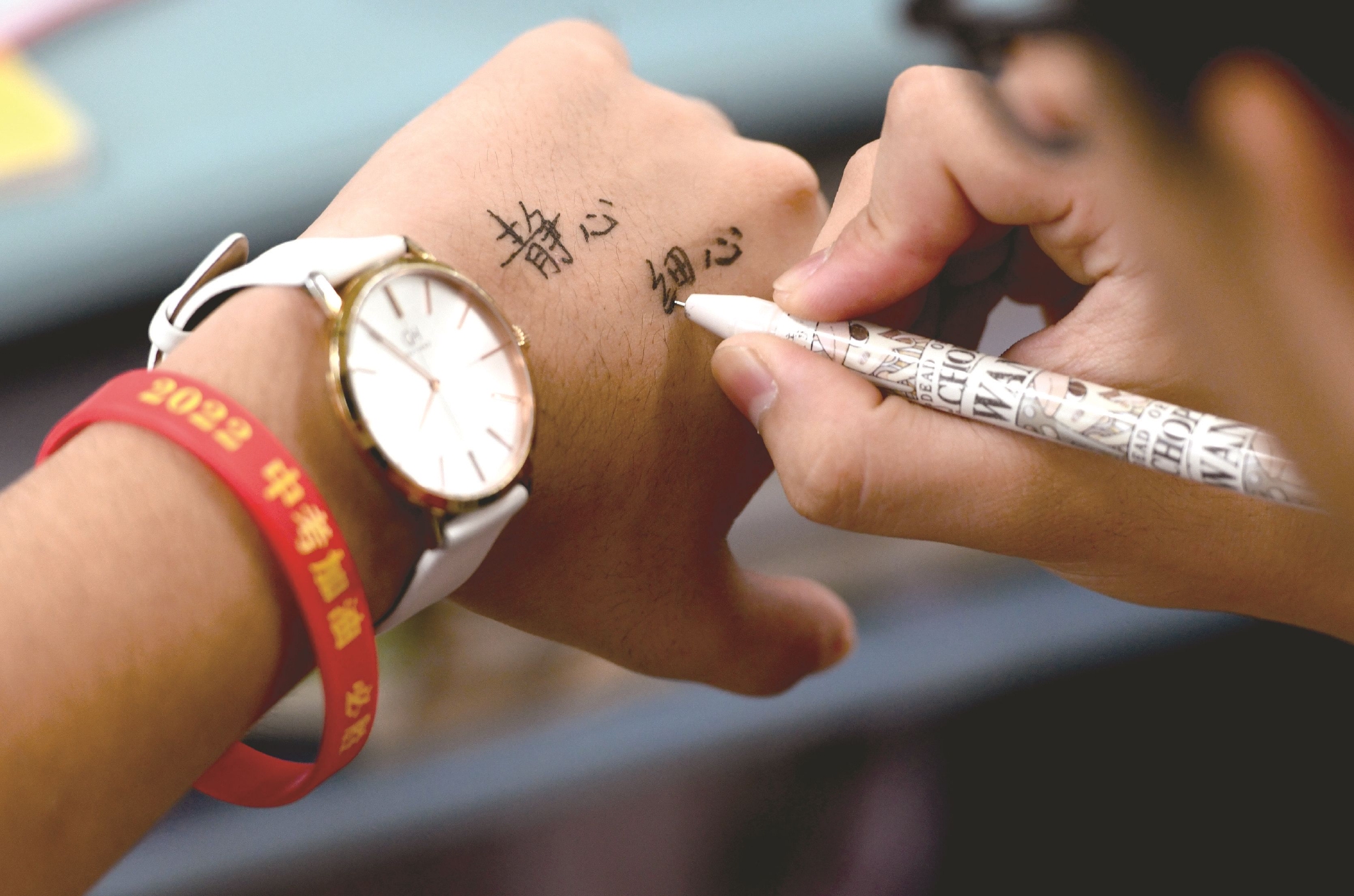 一名考生在手背上写下"静心,细心"字样,提醒自己静下心来做好每一道题