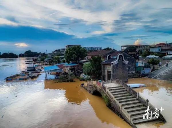 6月15日,佛山顺德龙江甘竹滩下游的见龙桥被淹.南方拍客 周荣根 摄
