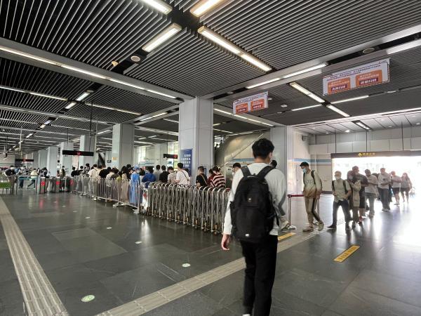 泗泾站,排队进站队伍也延续至厅外.