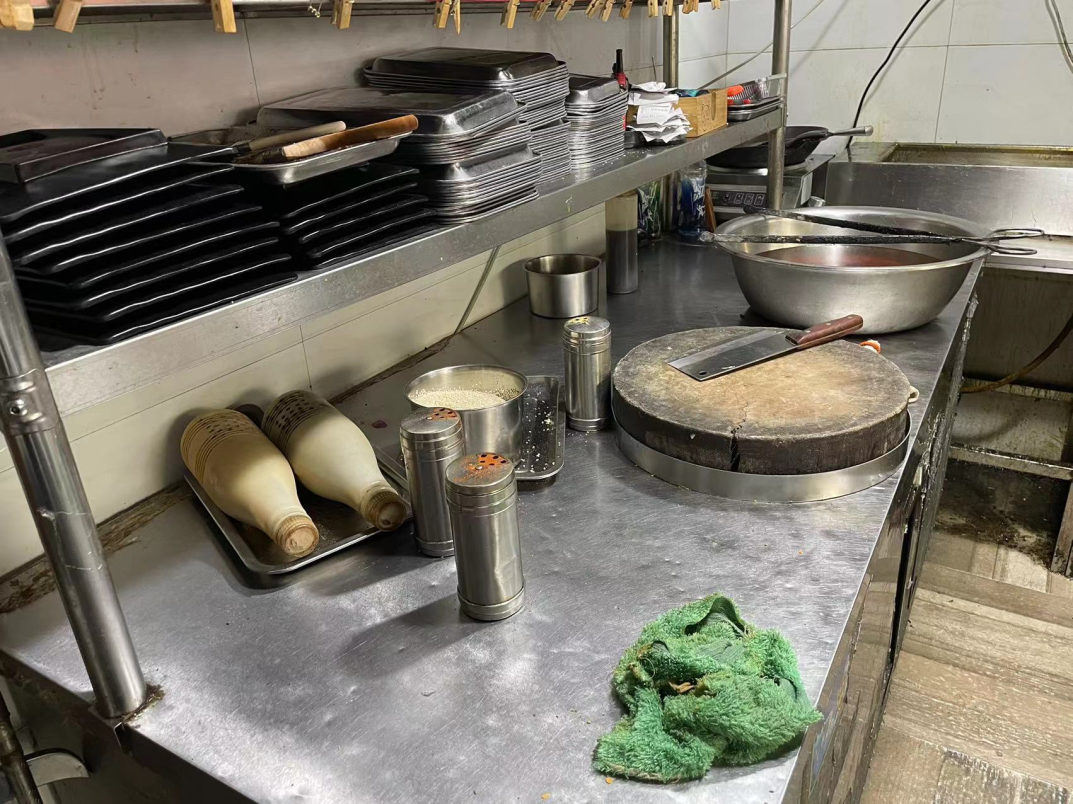 现场直击市区这几家网红餐饮店后厨大曝光