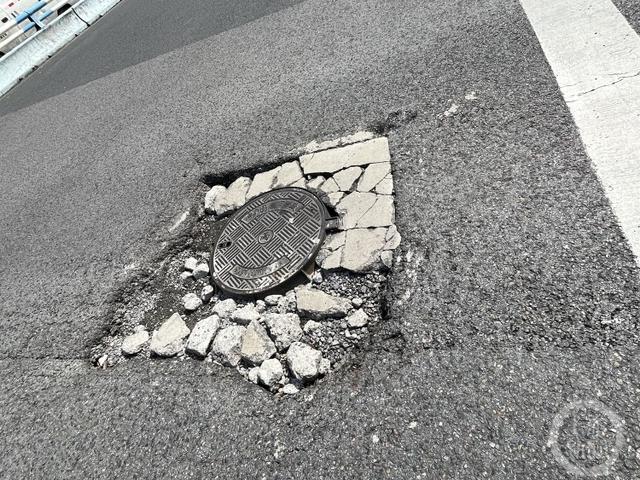 上游帮忙太危险了一个大坑横在行车道上