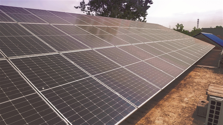 刘焕康家屋顶上的光伏板 (正泰安能供图)