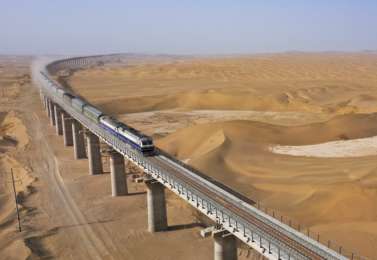 新疆和若铁路明日开通塔克拉玛干沙漠铁路环线形成
