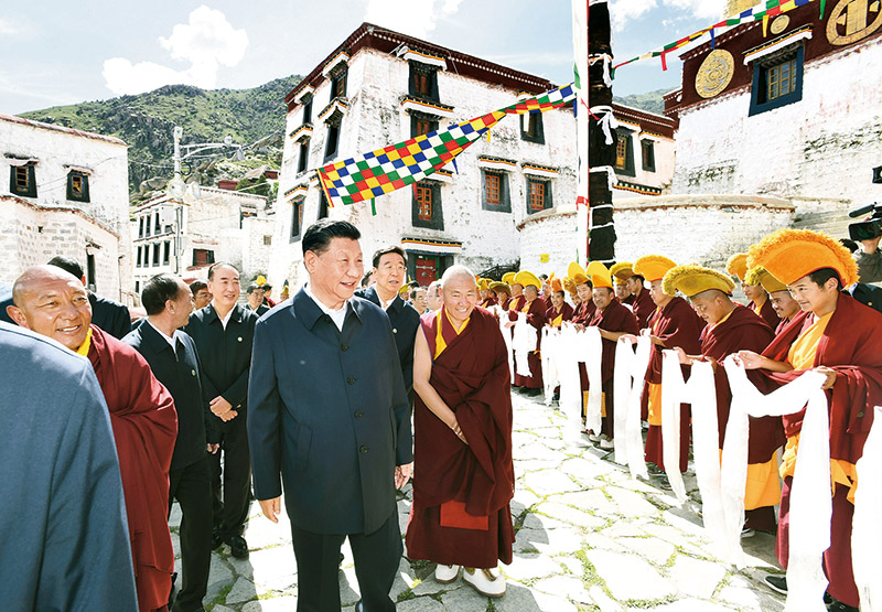 2021年7月21日至23日，中共中央总书记、国家主席、中央军委主席习近平来到西藏，祝贺西藏和平解放70周年，看望慰问西藏各族干部群众。这是22日下午，习近平在位于拉萨西郊的哲蚌寺考察。 新华社记者 谢环驰/摄