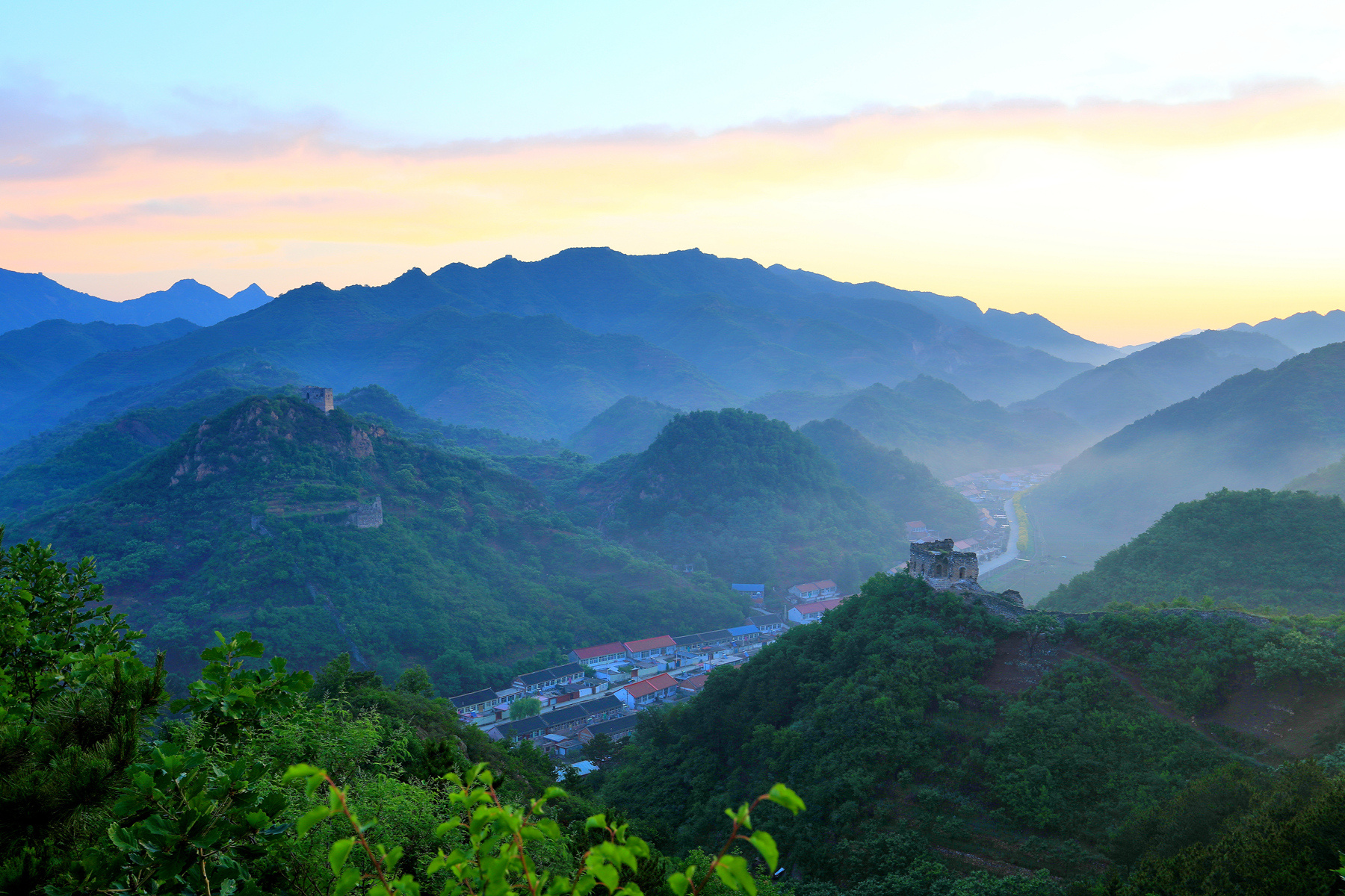 清晨的河北省迁西县金厂峪镇榆木岭长城秀美如画.侯晓梅 摄