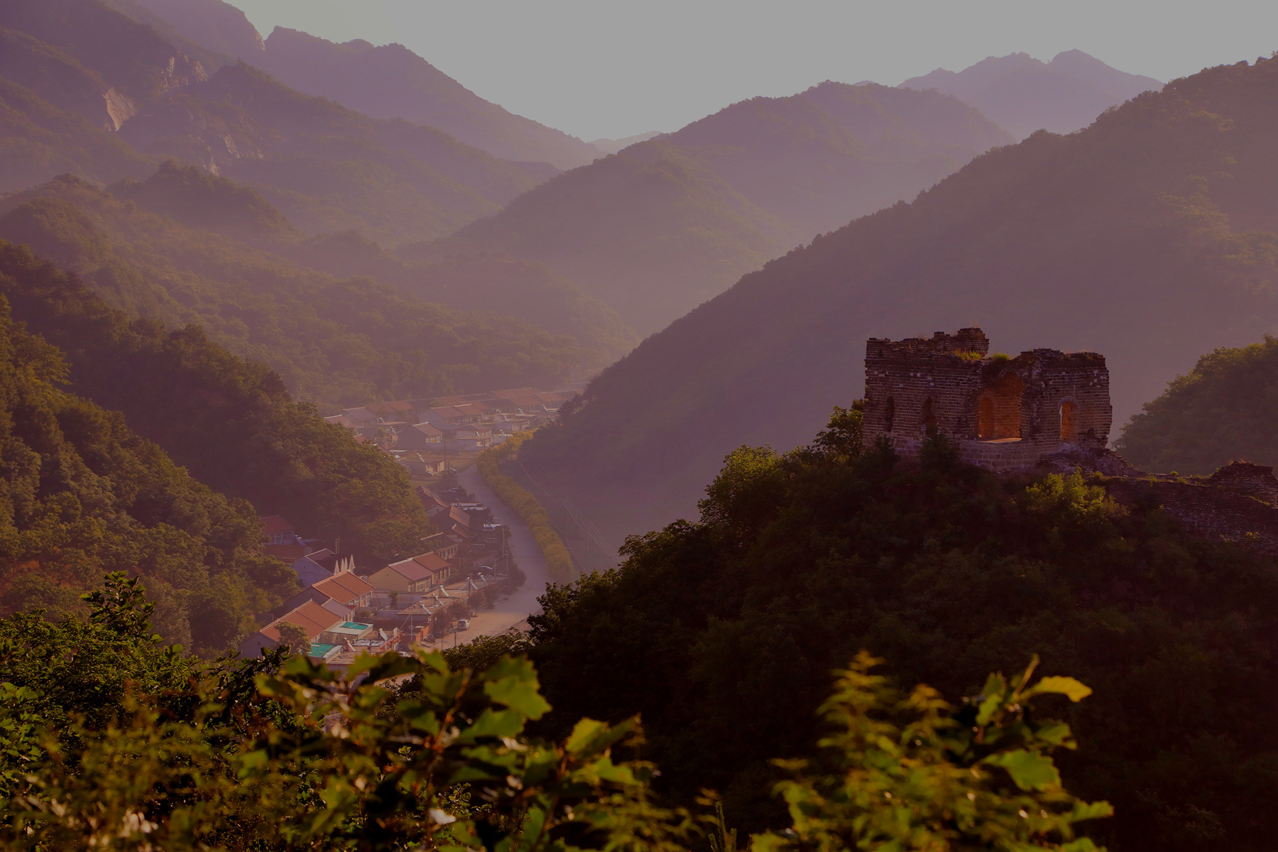 清晨的河北省迁西县金厂峪镇榆木岭长城秀美如画.侯晓梅 摄