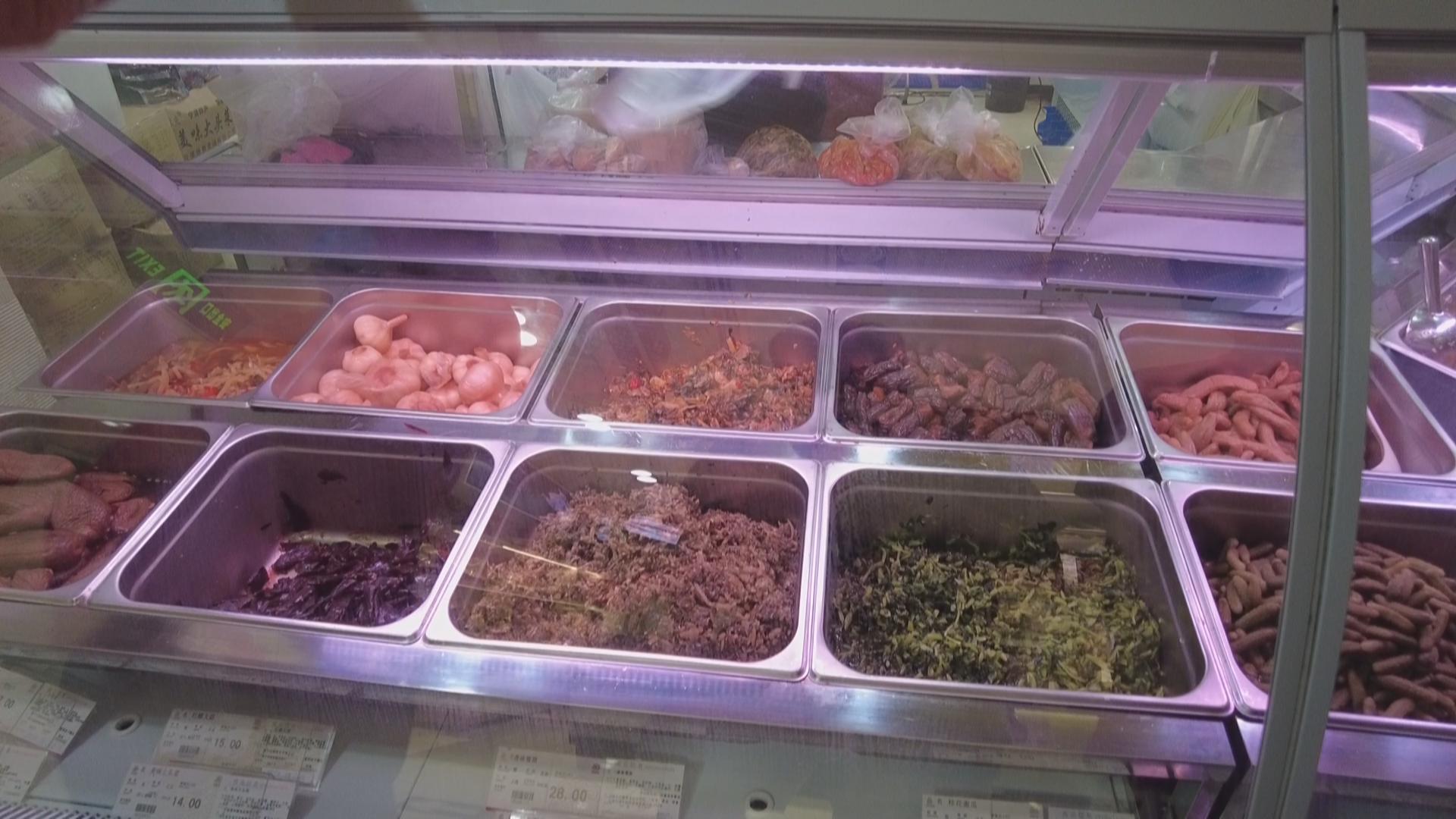 在南京路上的食品一店,酱菜柜台人气十足,市民刘阿姨今天特地来买些