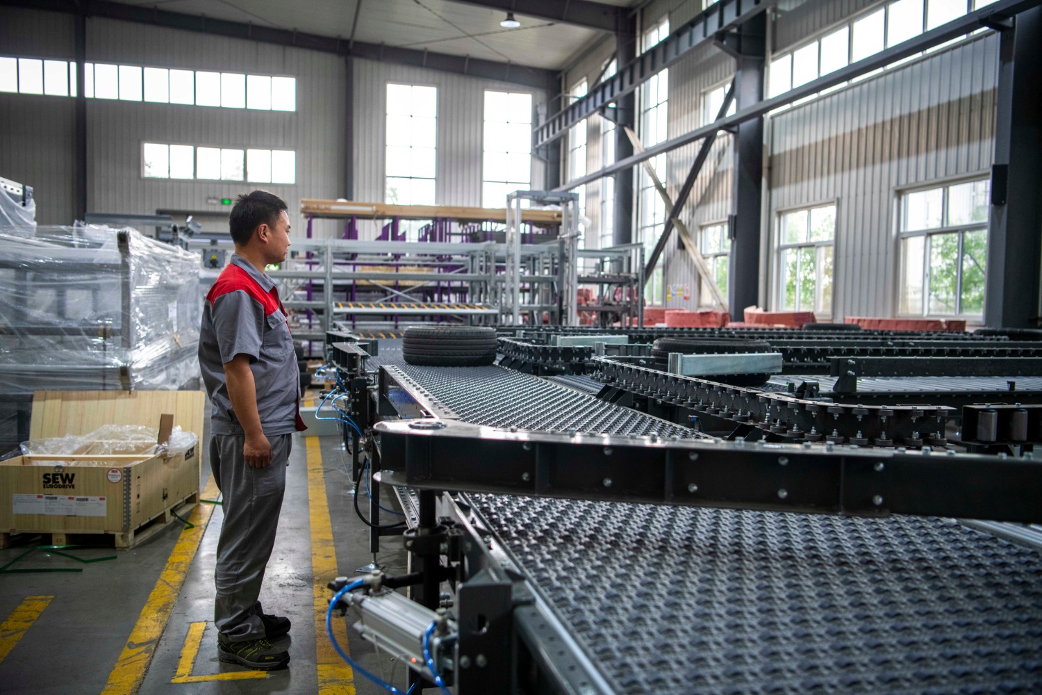 在河北京格输送设备制造有限公司装调车间内,工作人员正在测试轮胎