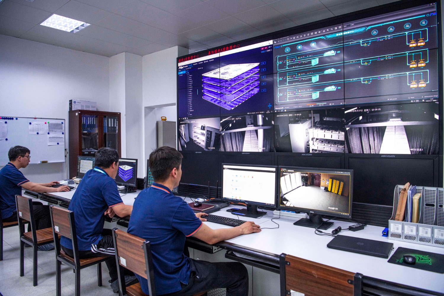 正在监控公司设备运行情况在河北嘉旭福美科技股份有限公司模块机房内