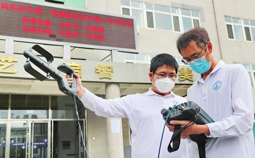 保障人员在秦皇岛市第三中学考点开展信号监测。