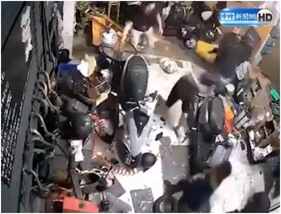 高雄市凤山区一车行被砸（图片来源：中时新闻网视频截图）
