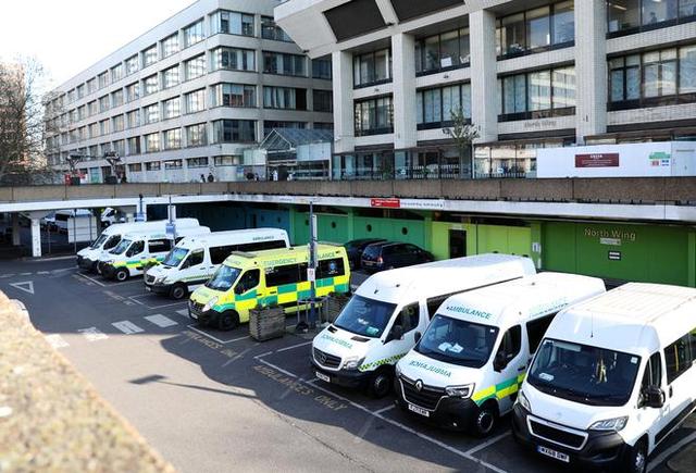 2022年3月27日,救护车停在英国伦敦一家医院内.新华社记者李颖摄