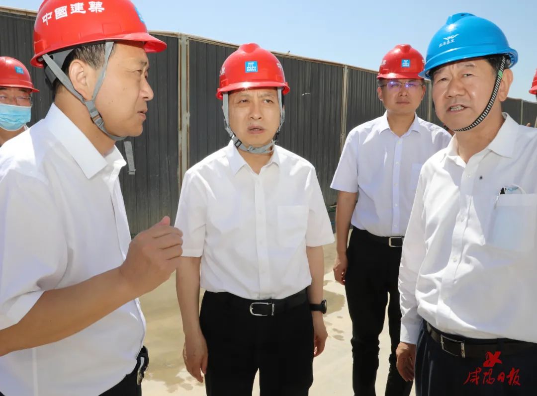 市委书记夏晓中一行在兴平市中央厨房检查项目建设情况.