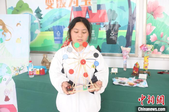 广西学生巧手变废为宝 垃圾化身精致工艺品_新浪财经_新浪网