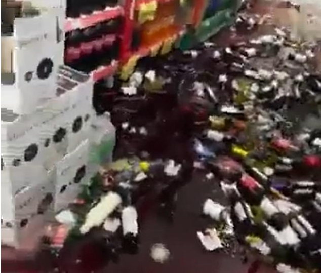员工砸碎数百瓶红酒现场截图