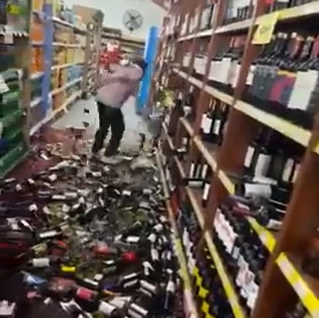 员工砸碎数百瓶红酒现场截图