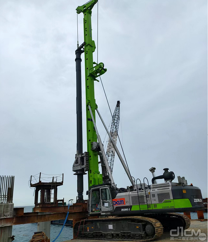中联重科280机型旋挖钻机挑战板岩硬岩层赢得越南项目部肯定