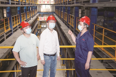 工行宁波市分行信贷人员到宁波某新材料科技有限公司生产车间，及时了解企业经营情况和融资需求。通讯员 沈颖俊 摄