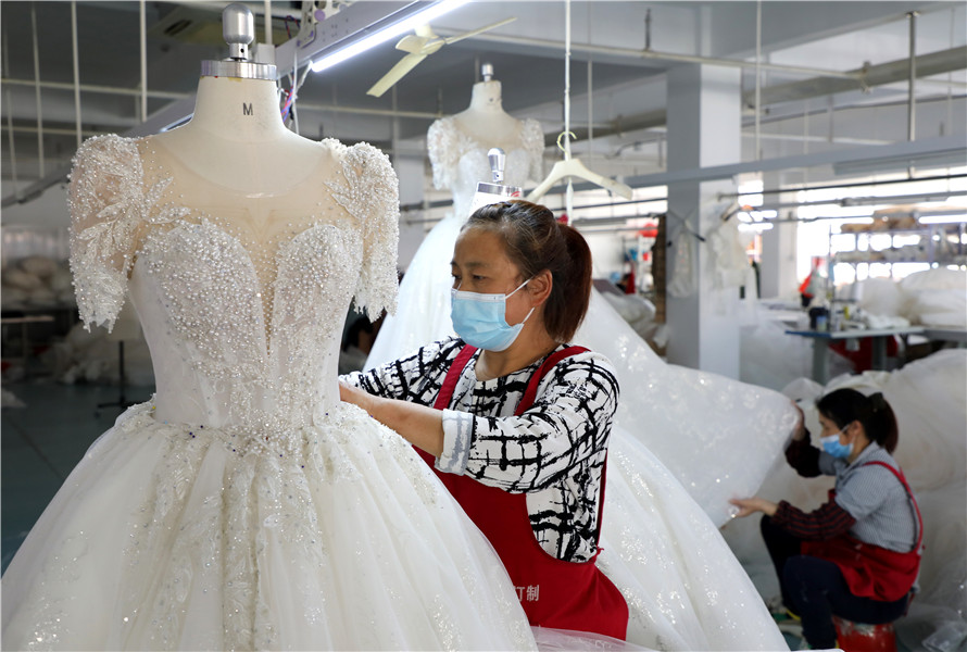 安徽六安:锦绣婚纱成就"幸福产业"