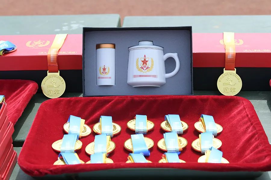 荣誉奖牌和奖品官兵们在运动竞技中砥砺意志,锤炼血性凝聚士气,展现