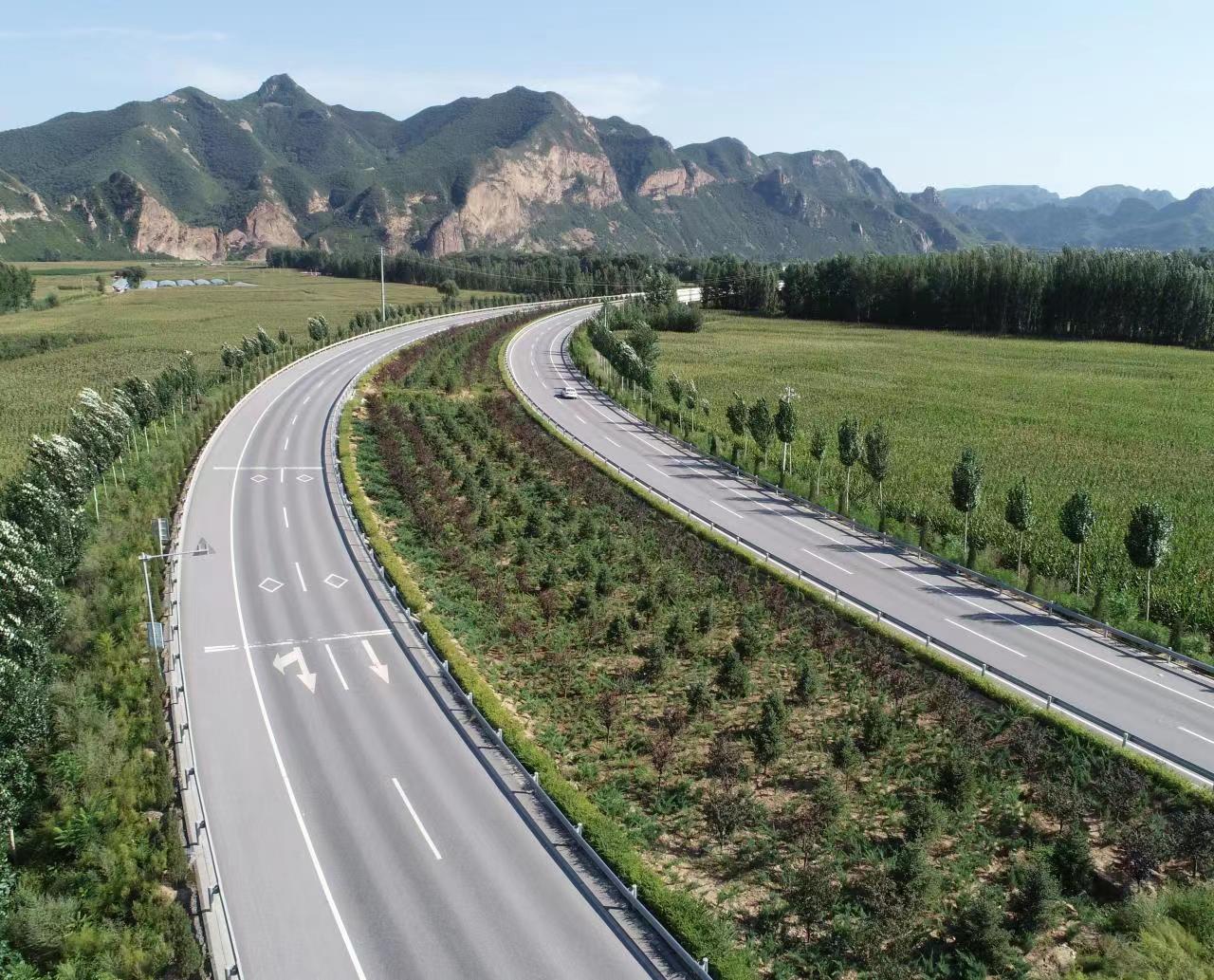 新修建的窑吉营至中关段农村公路改建工程一角.张利娟摄