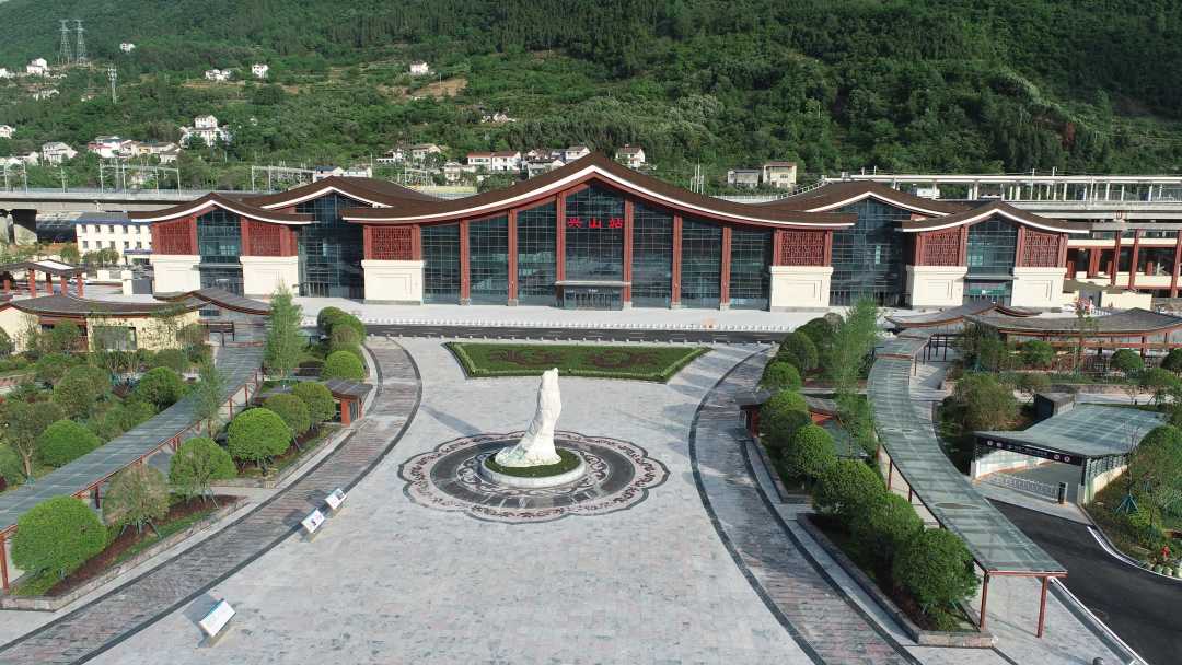 图为由中铁建工集团承建的郑万铁路湖北段兴山站.